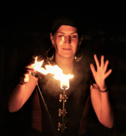 Frau spuckt Feuer, Feuerspucken